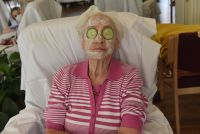 Frau Resetarits entspannt bei einer Joghurt- Gurken-Gesichtsmaske.